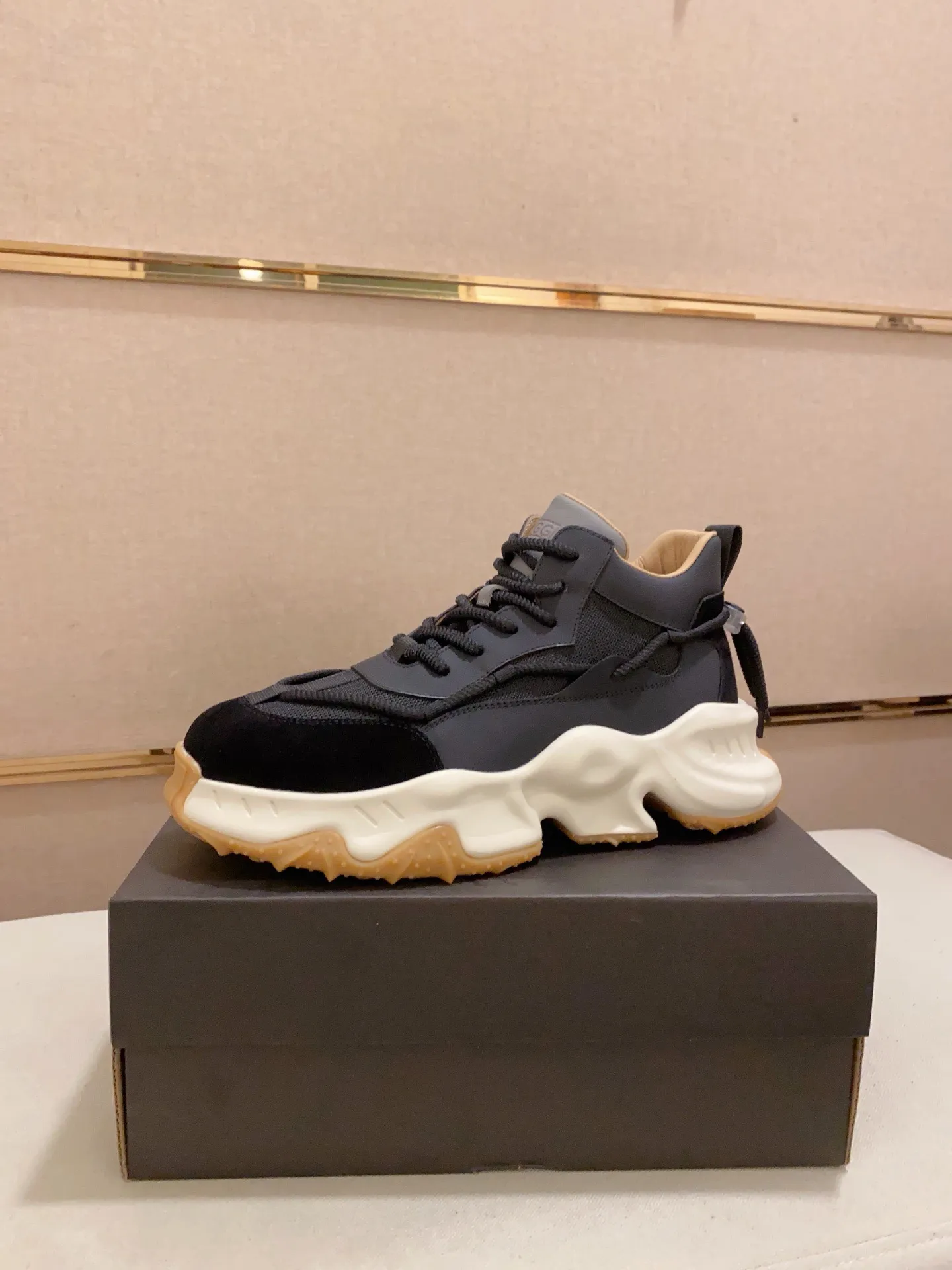 Factory price: 760💰(high-end goods) UGG❄️❄️The latest fashionable men's shoes👟 1:1⃣️Quality, fabric: high-end quality first-layer cowhide imported from Europe. Lining: wool lining, sole: pure imported foam outsole. ❤️High-end goods, fine workmanship, trendy and fashionable. The fit is very classy. If you know the goods, you will not be able to refuse😍😍Number of codes: 39-44